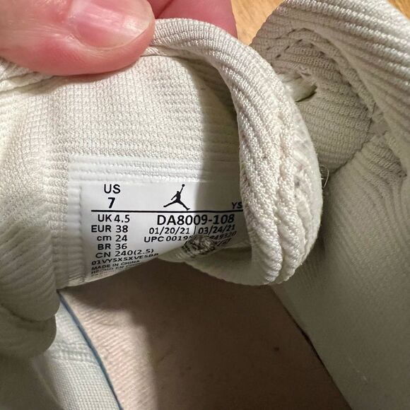 Women's Jordan 1 Mid SE "Corduroy" Sail/Orange-Orange Quartz - Picture 9 of 13